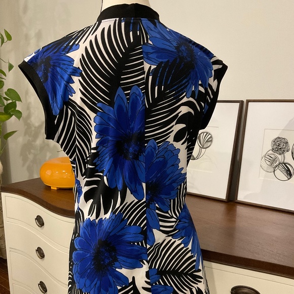Floral Design Top - Picture 4 of 5